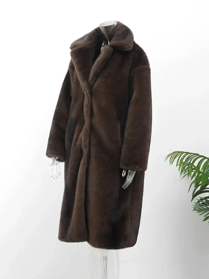 Women's coat made of faux fur with long fit