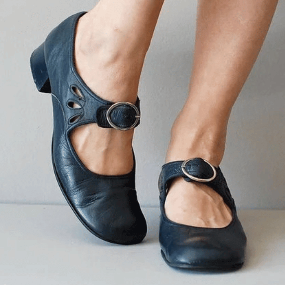 Women's sandal with flat sole and strap design
