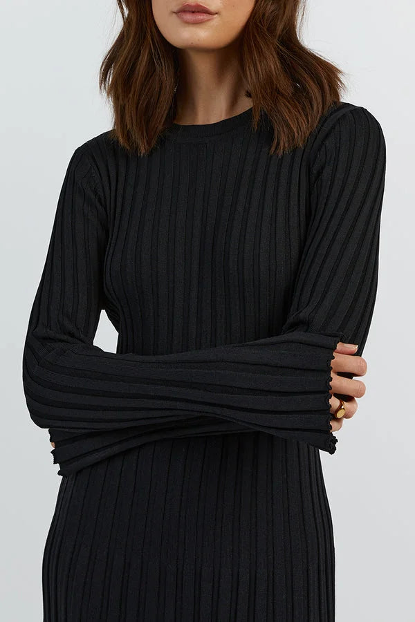 Floor-length women's maxi dress with vertical lines and slim silhouette