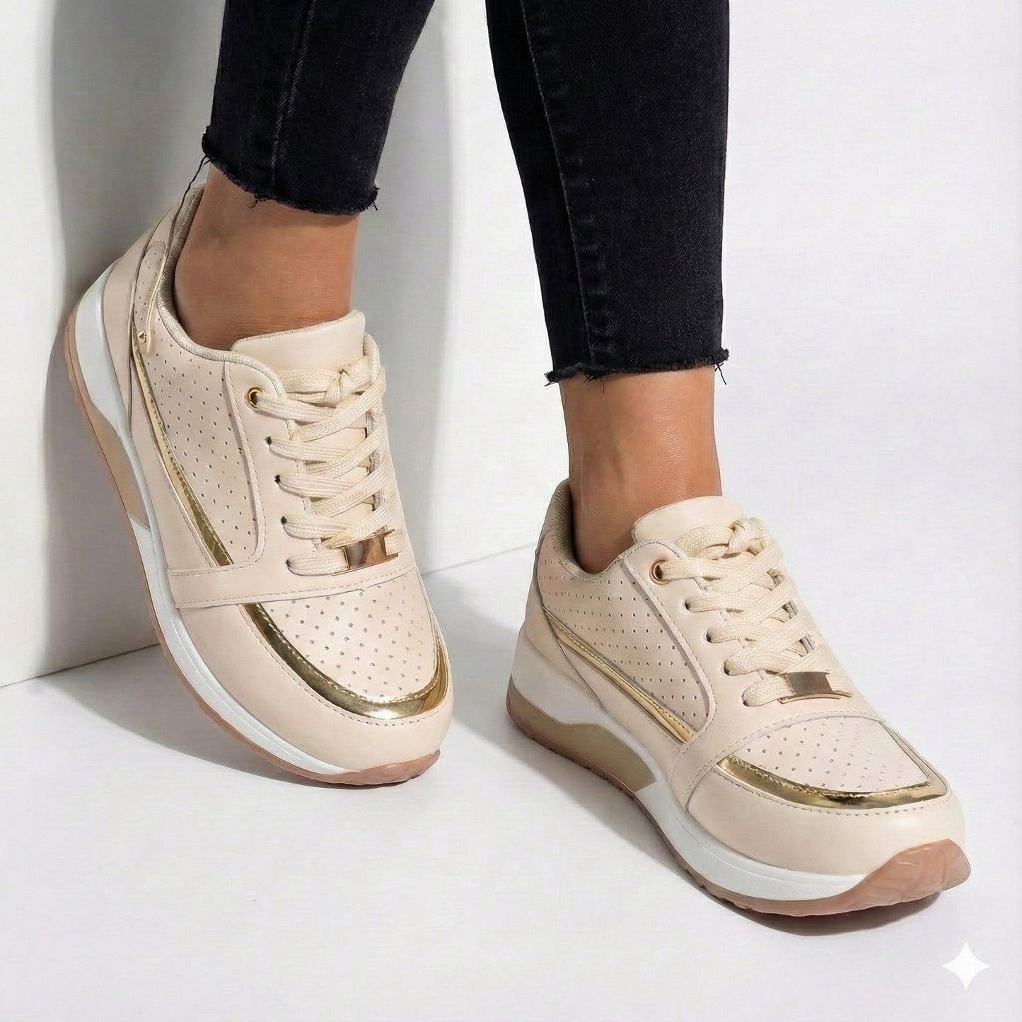 Women's sneakers with breathable material and lightweight sole