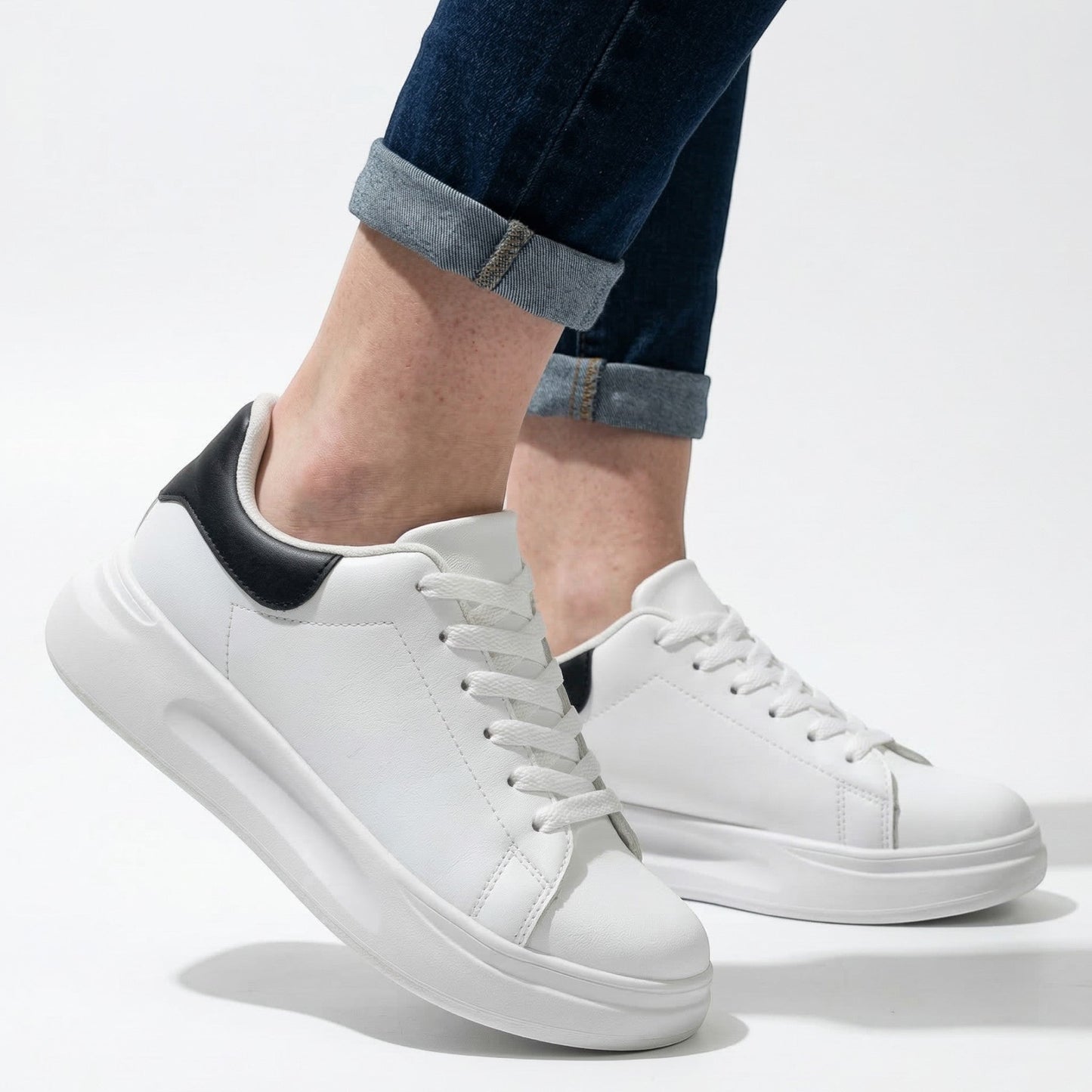 Women's sneakers with cushioned sole and breathable upper