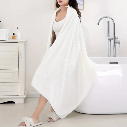 Oversized microfiber bath towel with waffle texture, highly absorbent and quick-drying with contrast trim
