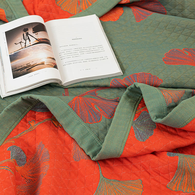 Reversible cotton blanket with ginkgo leaf pattern, quilted bedspread with pillowcases