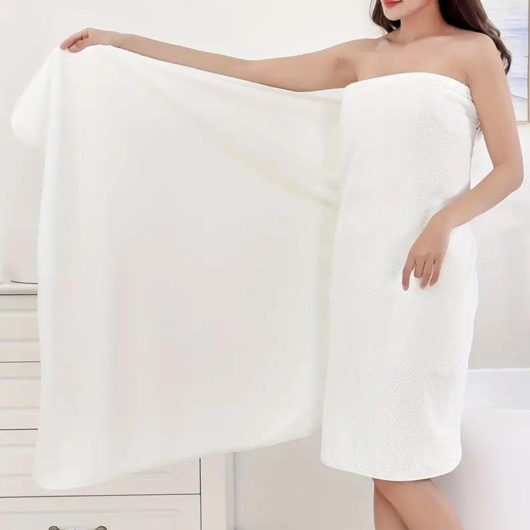 Oversized microfiber bath towel with waffle texture, highly absorbent and quick-drying with contrast trim