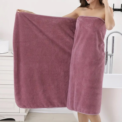 Oversized microfiber bath towel with waffle texture, highly absorbent and quick-drying with contrast trim