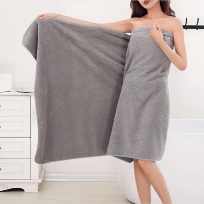 Oversized microfiber bath towel with waffle texture, highly absorbent and quick-drying with contrast trim