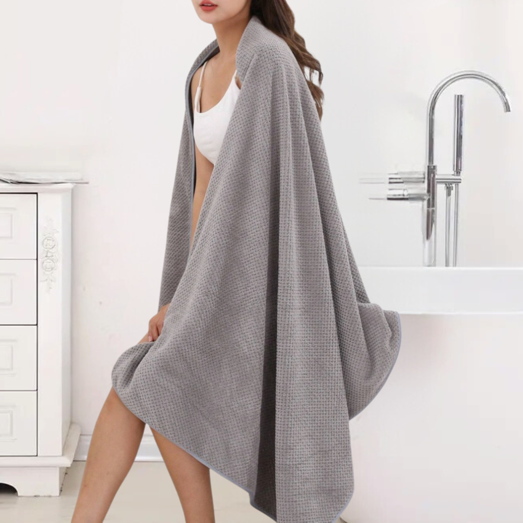 Oversized microfiber bath towel with waffle texture, highly absorbent and quick-drying with contrast trim