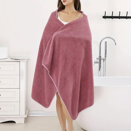 Oversized microfiber bath towel with waffle texture, highly absorbent and quick-drying with contrast trim
