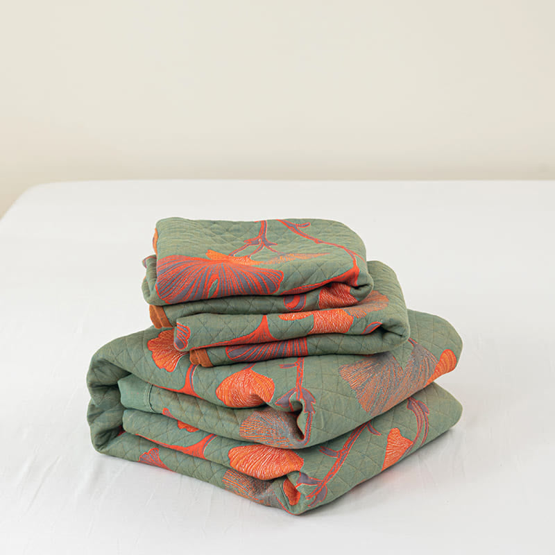 Reversible cotton blanket with ginkgo leaf pattern, quilted bedspread with pillowcases