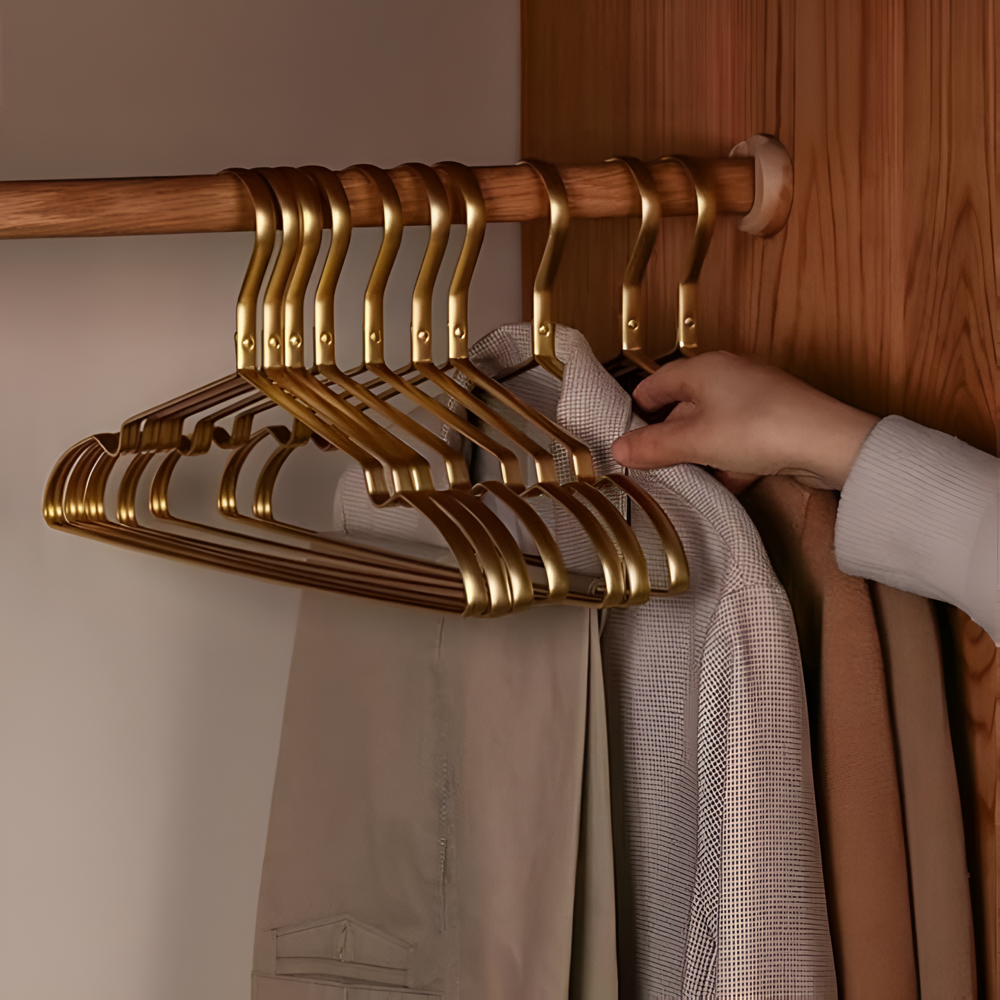 Alumero Aluminum Hangers – Non-Slip & Space-Saving