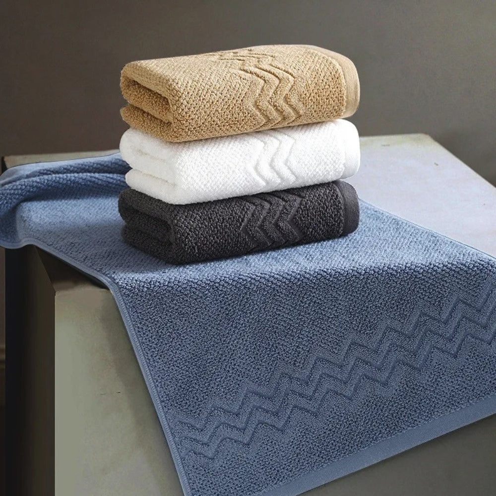 Hotel Bath Towel Made of Cotton Terry with Rice Grain Weave Zigzag Border Soft and Absorbent