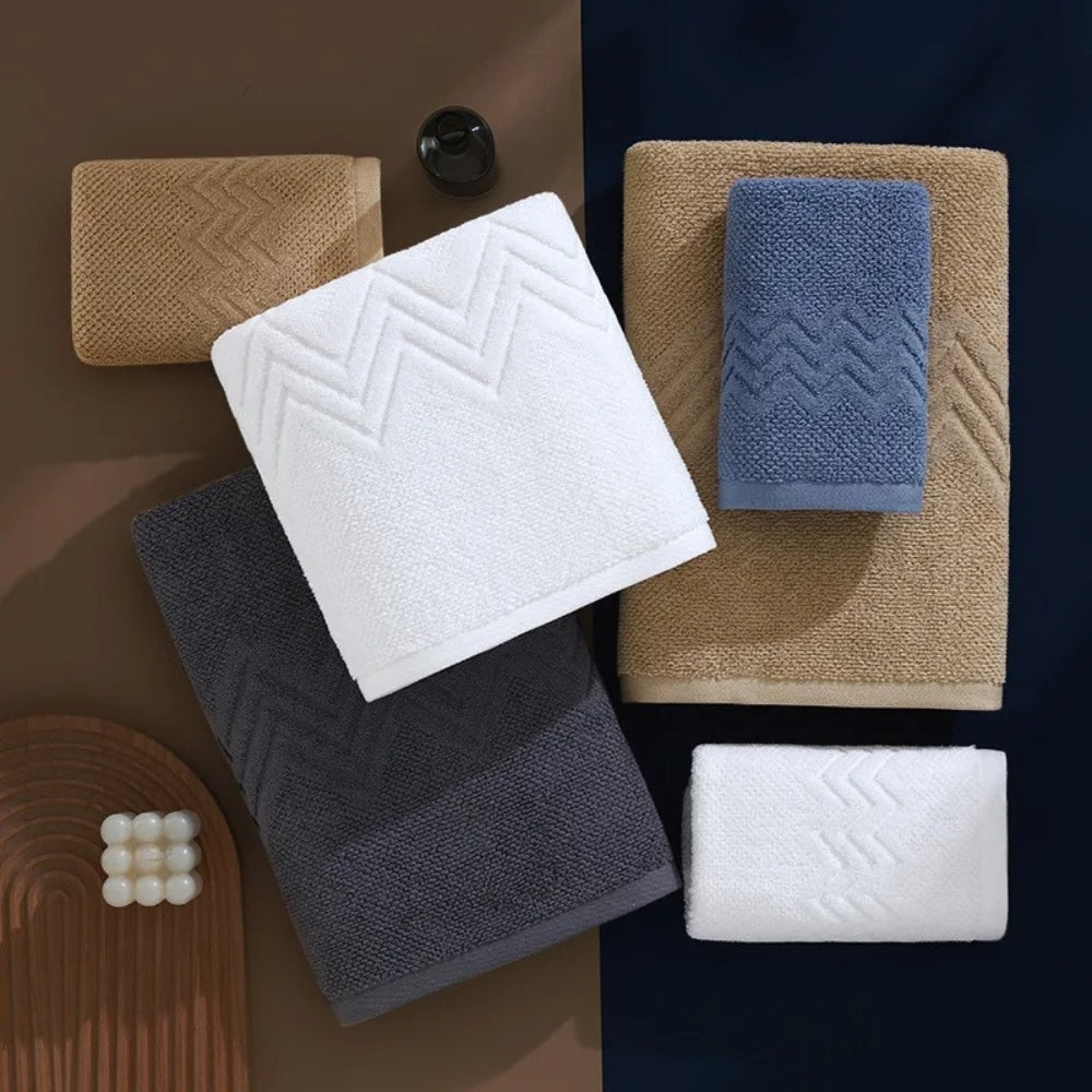 Hotel Bath Towel Made of Cotton Terry with Rice Grain Weave Zigzag Border Soft and Absorbent