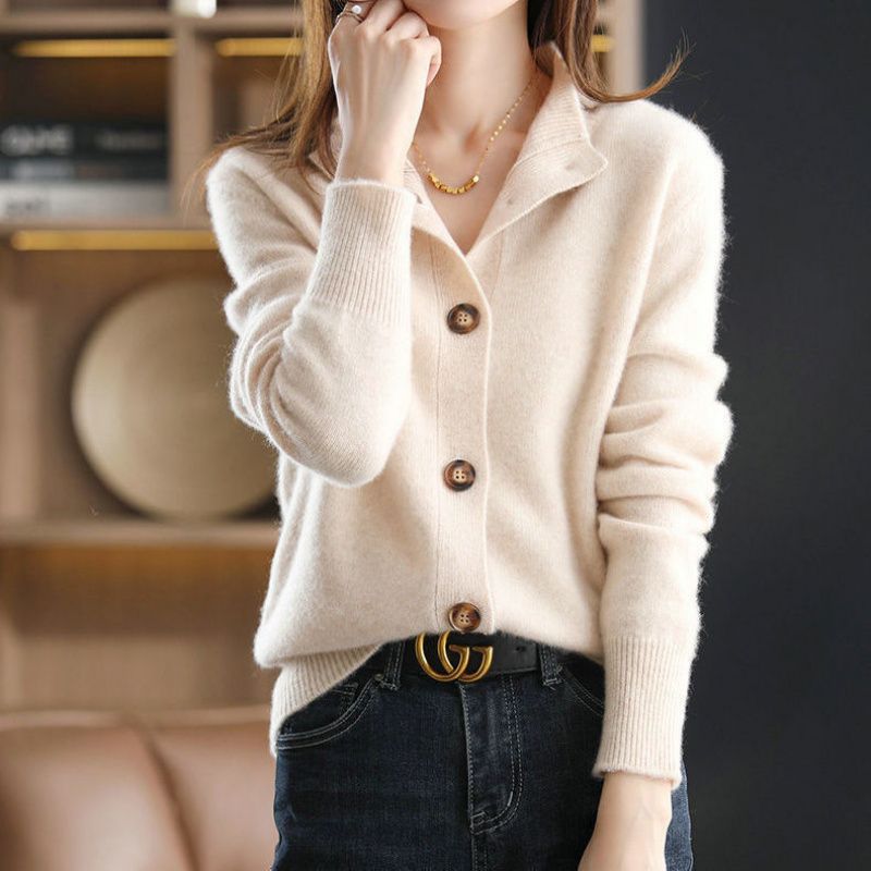 Cardigan made of cashmere blend with walnut buttons