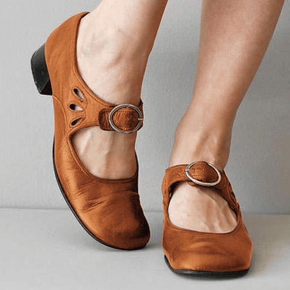 Women's sandal with flat sole and strap design