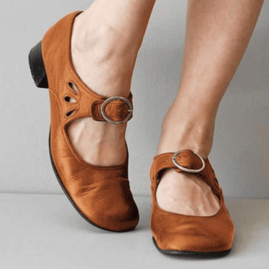 Women's sandal with flat sole and strap design