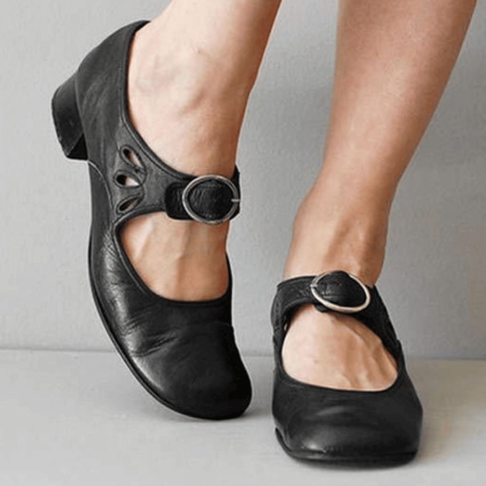 Women's sandal with flat sole and strap design