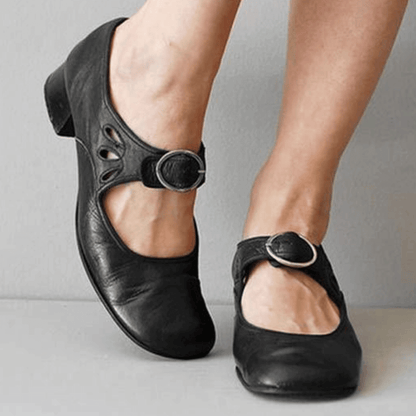 Women's sandal with flat sole and strap design