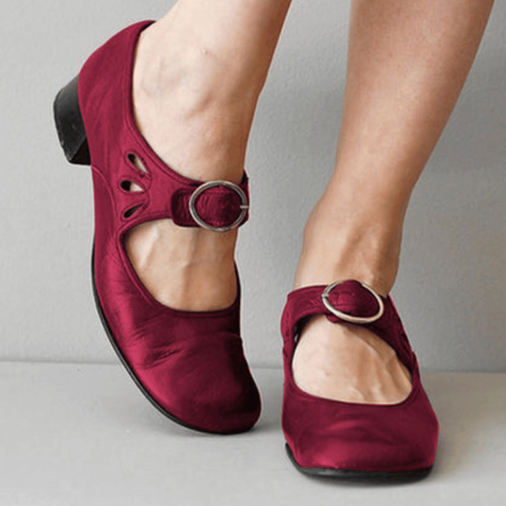 Women's sandal with flat sole and strap design