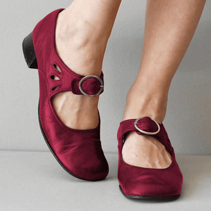 Women's sandal with flat sole and strap design