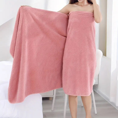 Oversized microfiber bath towel with waffle texture, highly absorbent and quick-drying with contrast trim