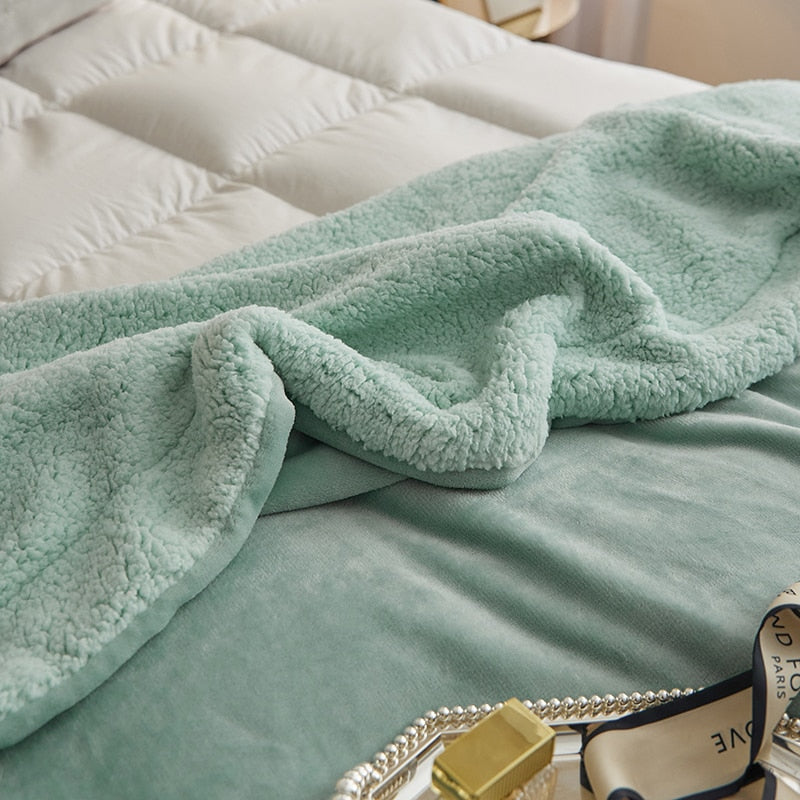 Alviora Throw Blanket – Ultra-Soft and Luxurious Blanket