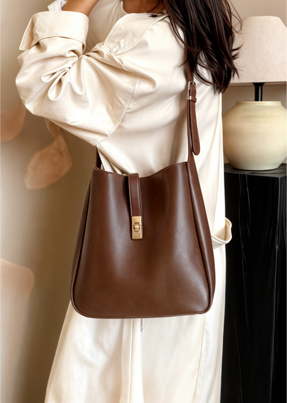Women's leather shoulder bag with spacious main compartment