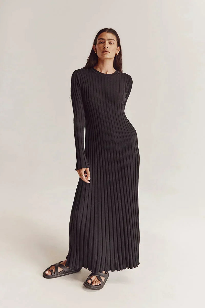 Floor-length women's maxi dress with vertical lines and slim silhouette
