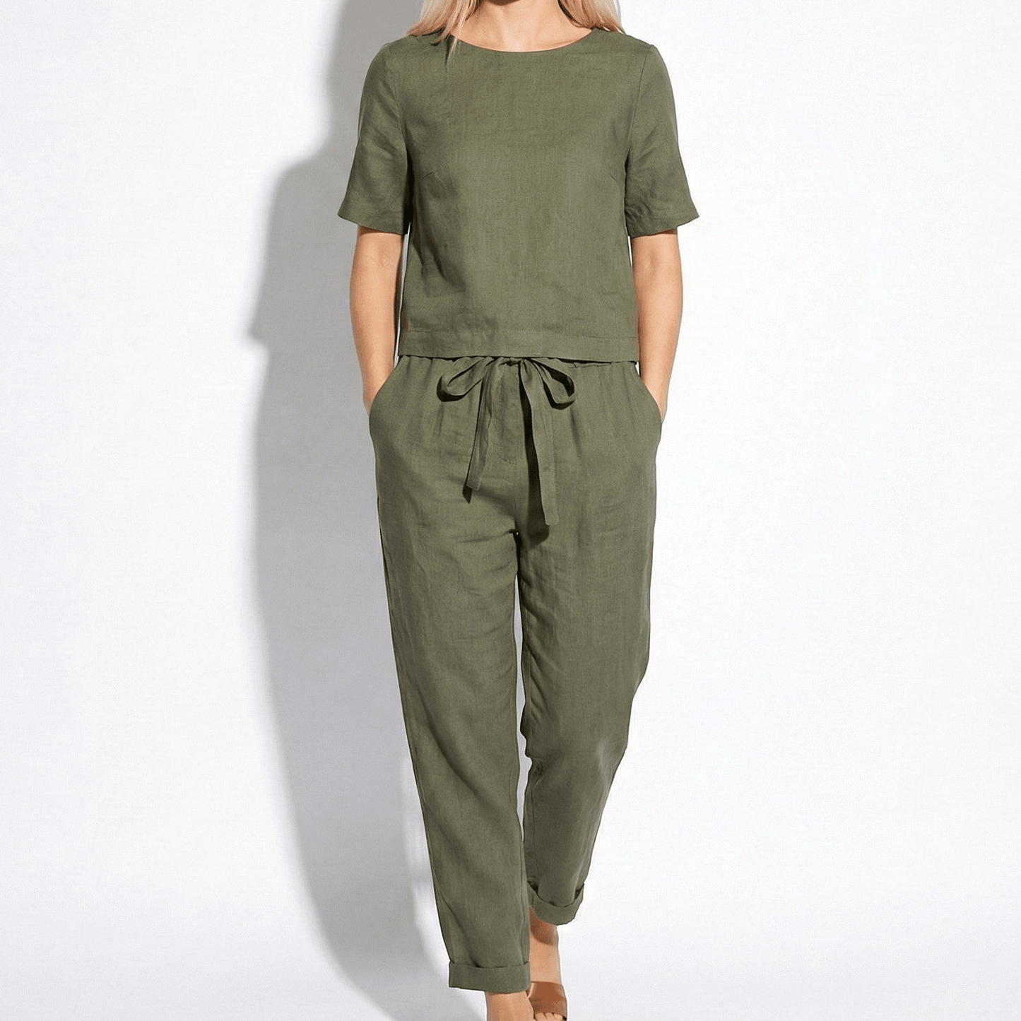 Women's 2-piece summer suit with short sleeve top and tapered pants