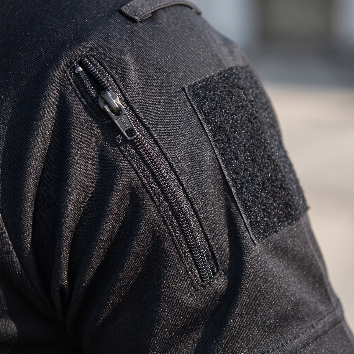 Nahaufnahme Reißverschlusstasche und Klettpatch