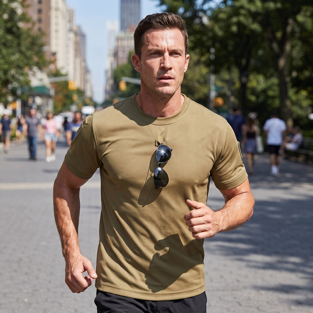 Mann beim Training im Tactical-Shirt