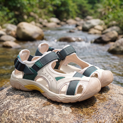 Wassersandalen auf Felsen am Flussufer