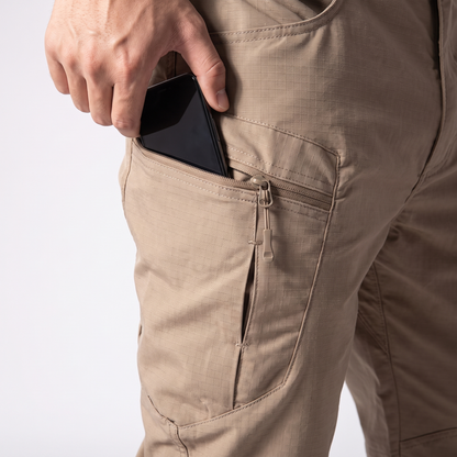 Oberschenkeltasche mit Reissverschluss, Smartphone wird eingesteckt