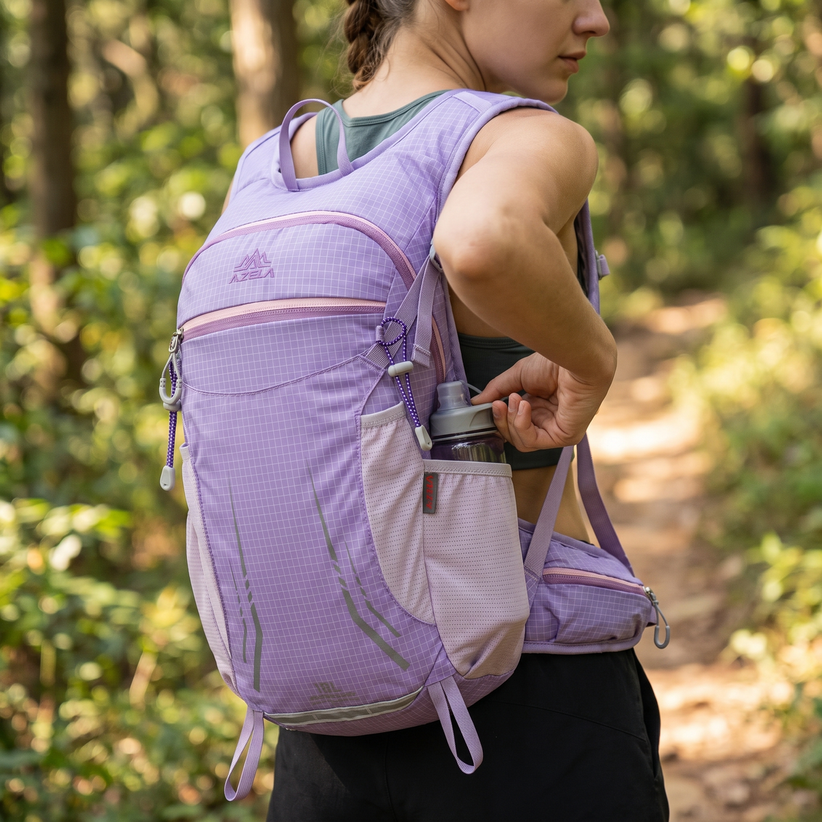 Hike & Haven Wanderrucksack Lifestyle Trinkflasche greifen