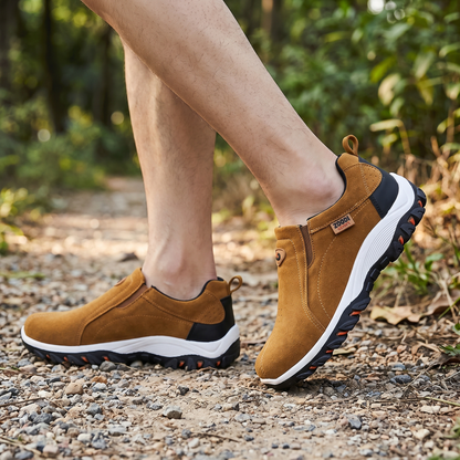 Person tritt auf einen Kiesweg im Slip-on Outdoorschuh
