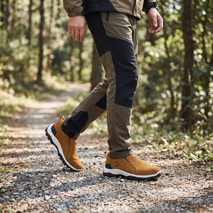 Person in voller Körpergröße auf einem Waldweg