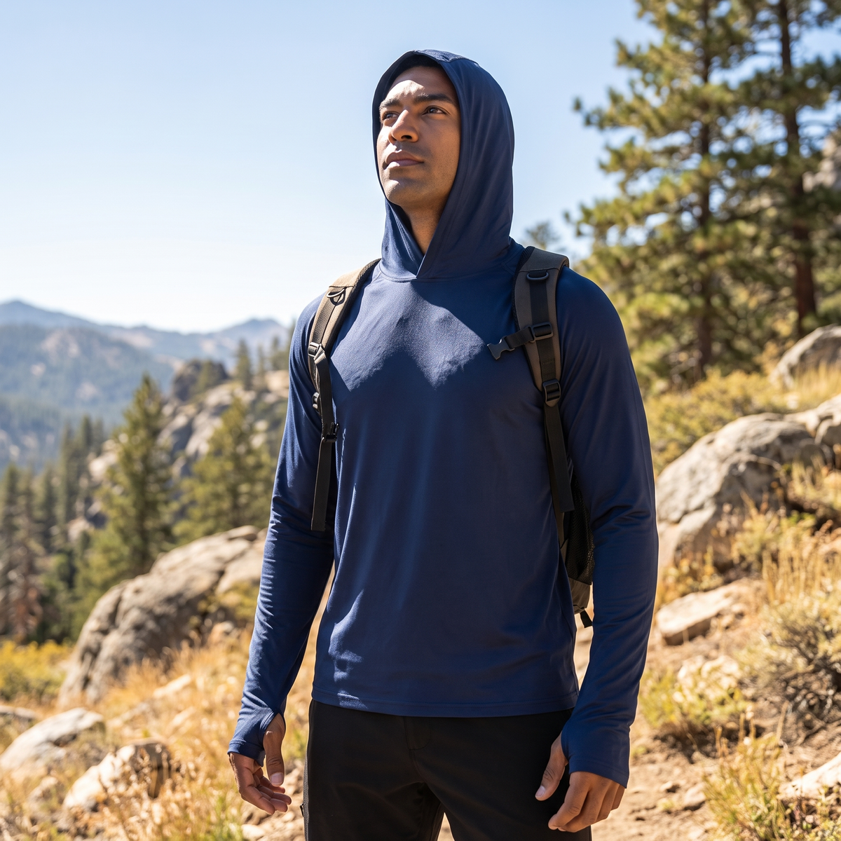 Wanderer mit Kapuze auf sonnigem Trail