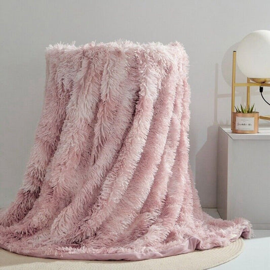 Nivara Kuscheldecke – Flauschiger Faux-Fell-Überwurf