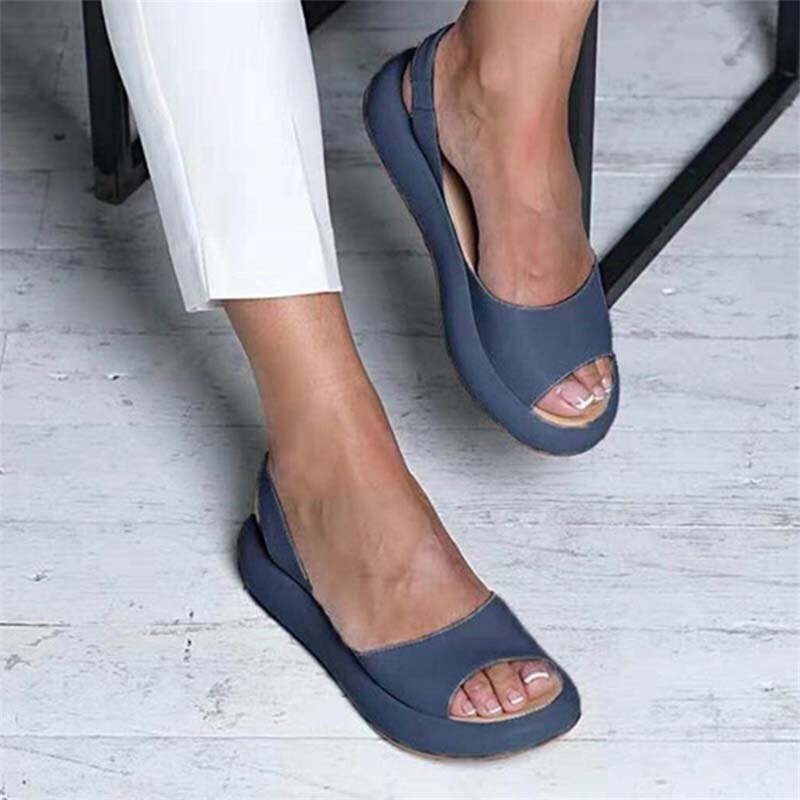 Women's sandals with flat sole and strap design