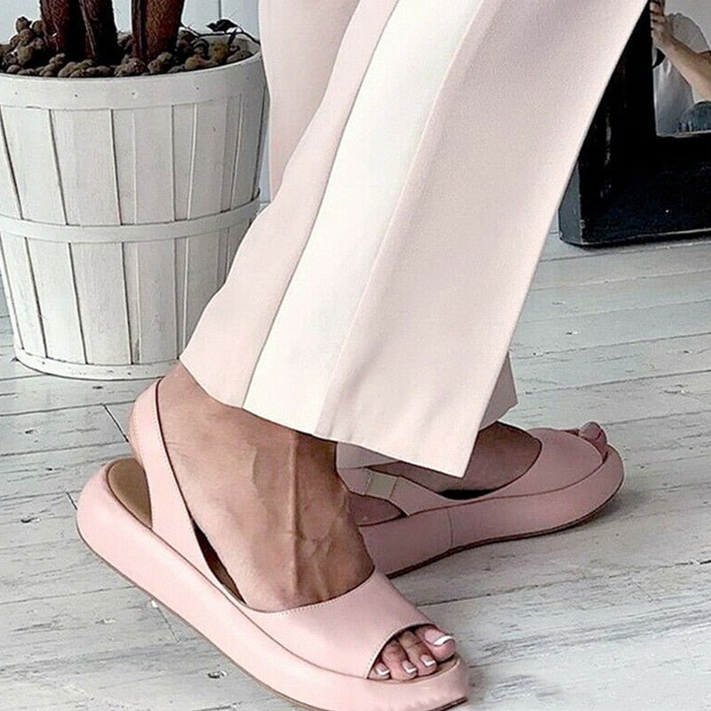 Women's sandals with flat sole and strap design