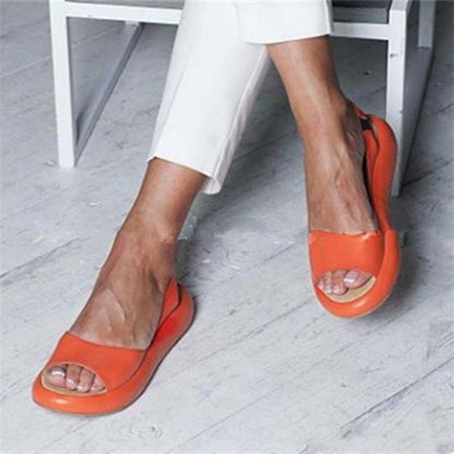Women's sandals with flat sole and strap design