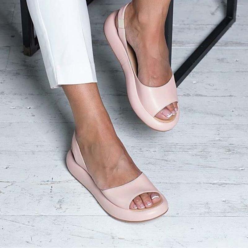 Women's sandals with flat sole and strap design