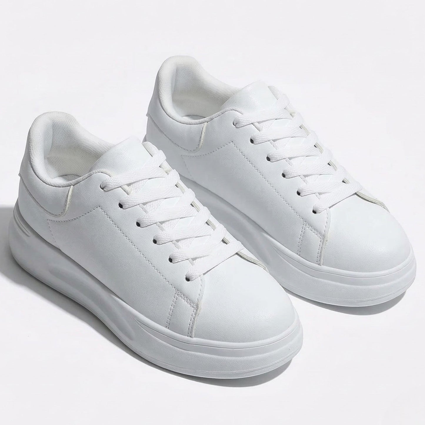 Women's sneakers with cushioned sole and breathable upper