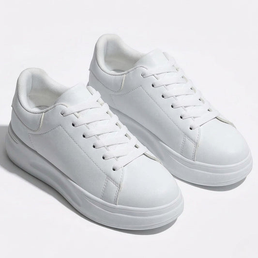 Women's sneakers with cushioned sole and breathable upper