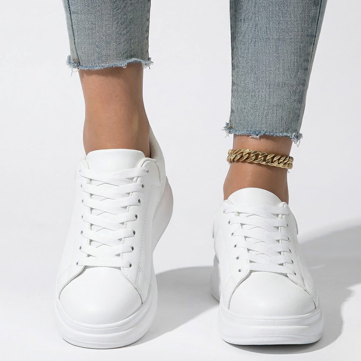Women's sneakers with cushioned sole and breathable upper