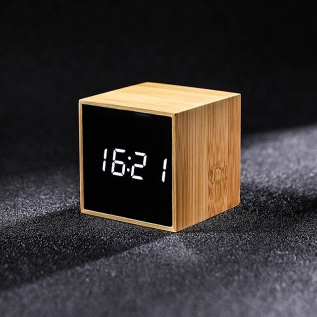 Darian Digital Alarm Clock – Natural Wood Look for Stylish Timekeeping