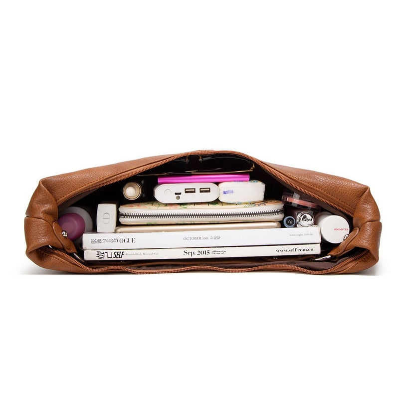 Women's handbag with classic shape and interior pockets