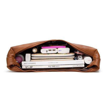 Women's handbag with classic shape and interior pockets