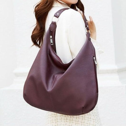 Women's handbag with classic shape and interior pockets