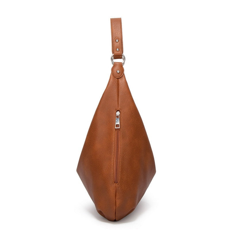 Women's handbag with classic shape and interior pockets