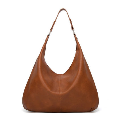 Women's handbag with classic shape and interior pockets